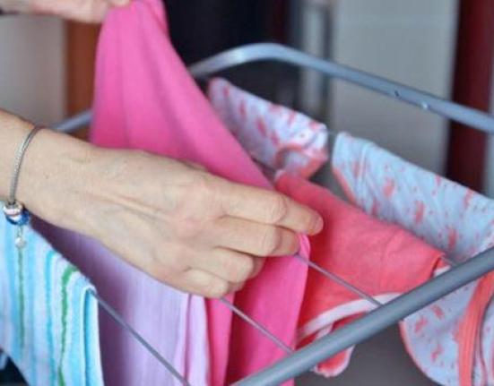 Σοβαρός κίνδυνος μέσα στο σπίτι: Γιατί το στέγνωμα ρούχων στο καλοριφέρ ευνοεί τη μούχλα και απειλεί την υγεία