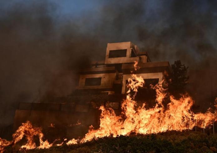 Ολονύχτια μάχη της Πυροσβεστικής με τρία πύρινα μέτωπα - Σε εξέλιξη οι πυρκαγιές σε Αττική, Κορινθία και Βοιωτία