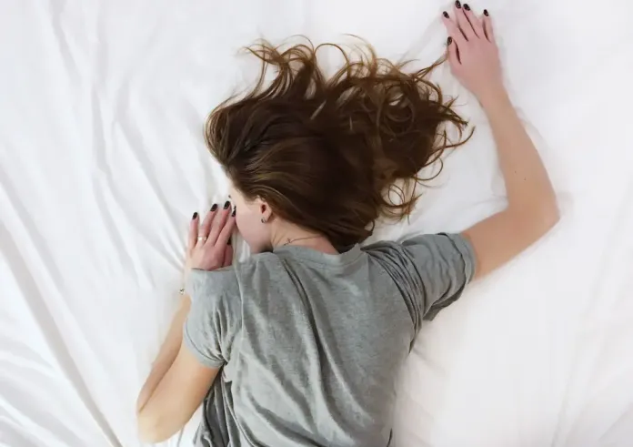 Ύπνος: Η συνήθεια πολλών τα Σαββατοκύριακα είναι επικίνδυνη για την υγεία, προειδοποιεί ειδικός