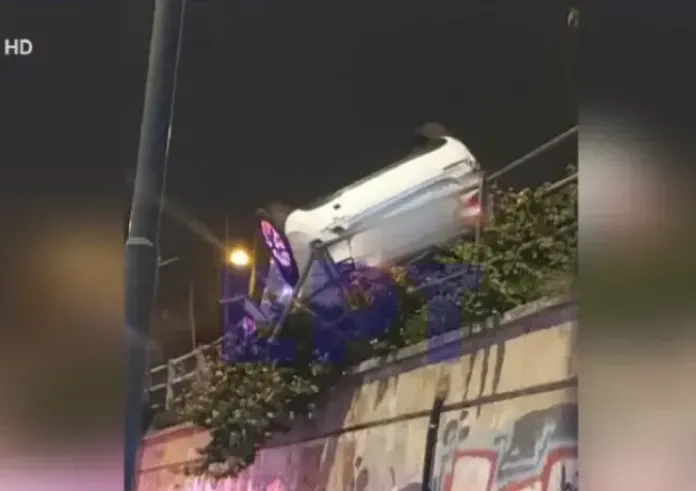 Τροχαίο στην Ηλιούπολη: Αυτοκίνητο ανατράπηκε και κρεμόταν από τις προστατευτικές μπάρες