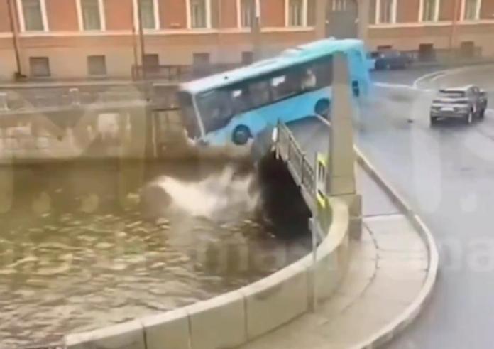 Λεωφορείο γεμάτο με επιβάτες έπεσε σε ποτάμι στην Αγία Πετρούπολη - Βίντεο από τη στιγμή της πτώσης