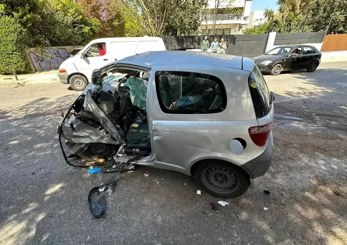 Τροχαίο δυστύχημα στο Καβούρι: Νεκρός 37χρονος οδηγός αυτοκινήτου που ανατράπηκε – Σοκάρουν οι εικόνες