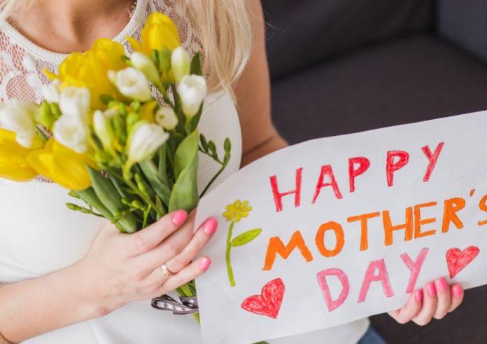 Γιορτή της Μητέρας: Πέντε τρόποι για να δείξεις στη μαμά σου ότι την αγαπάς χωρίς να της το πεις