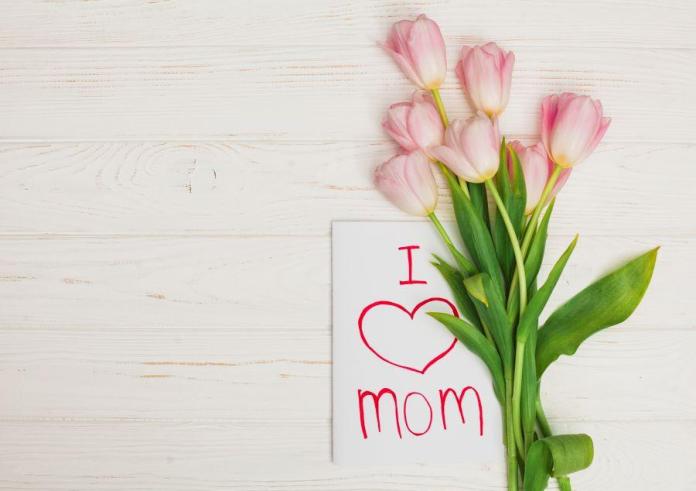 Γιορτή της Μητέρας 2024: Ευχές και γλυκά λόγια για όλες τις μανούλες