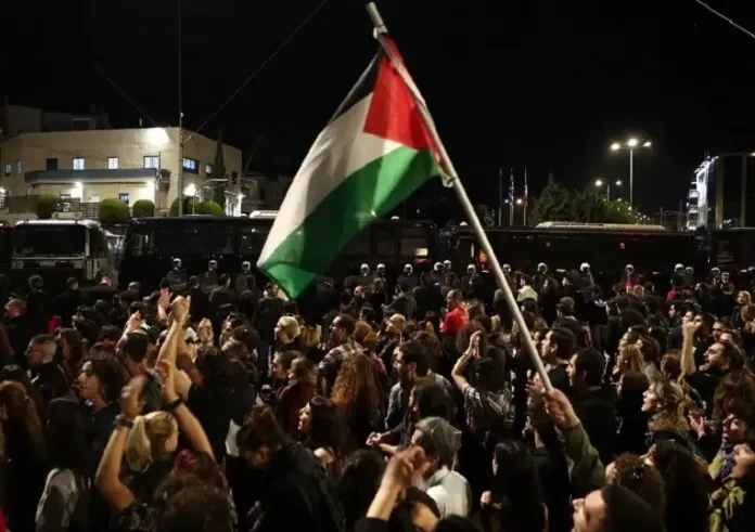 Στην ισραηλινή πρεσβεία ολοκληρώθηκε η πορεία για την 50η επέτειο της εξέγερσης του Πολυτεχνείου – Για 25.000 διαδηλωτές μιλά η ΕΛ.ΑΣ.