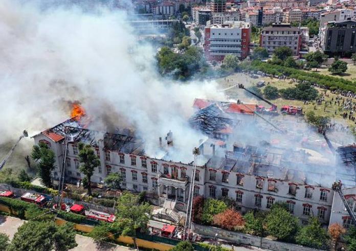 Μεγάλη φωτιά σε ελληνικό νοσοκομείο στην Κωνσταντινούπολη – Με καροτσάκια βγήκαν έξω οι ασθενείς
