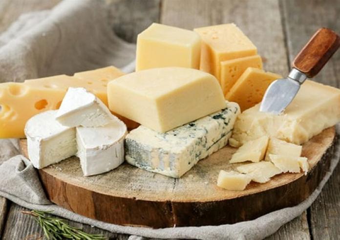 Πέτρες στα νεφρά: Πώς το τυρί επηρεάζει τον κίνδυνο να εμφανιστούν – Ποια τρόφιμα να αποφεύγουμε