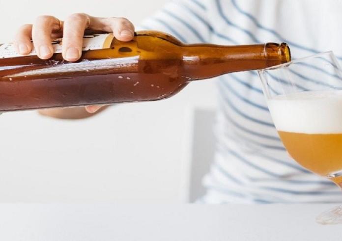 Πολυμήχανος Σέρβος ανοίγει μπύρα χωρίς ανοιχτήρι - Χρησιμοποιεί μόνο έναν φάκελο