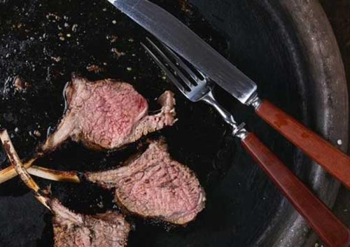 Τι αποκαλύπτει το πώς τοποθετείτε τα μαχαιροπίρουνα όταν τελειώσετε το φαγητό