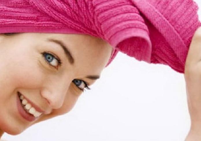 Τρεις κακές συνήθειες που προκαλούν ζημιά στα μαλλιά σας