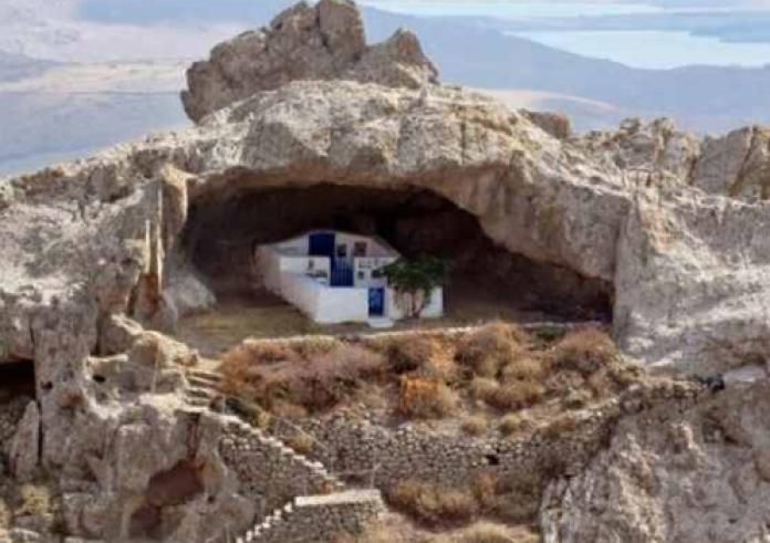 Μια από τις πιο όμορφες εκκλησίες της Ελλάδας: Χωρίς σκεπή και χτισμένη σε βράχο
