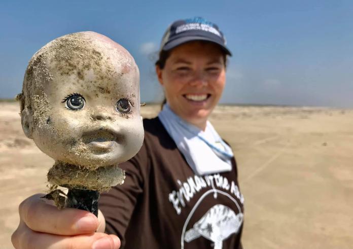 Μυστήριο στο Τέξας: Ανατριχιαστικές κούκλες εμφανίζονται συνεχώς στις παραλίες. Είναι δαιμονισμένες;