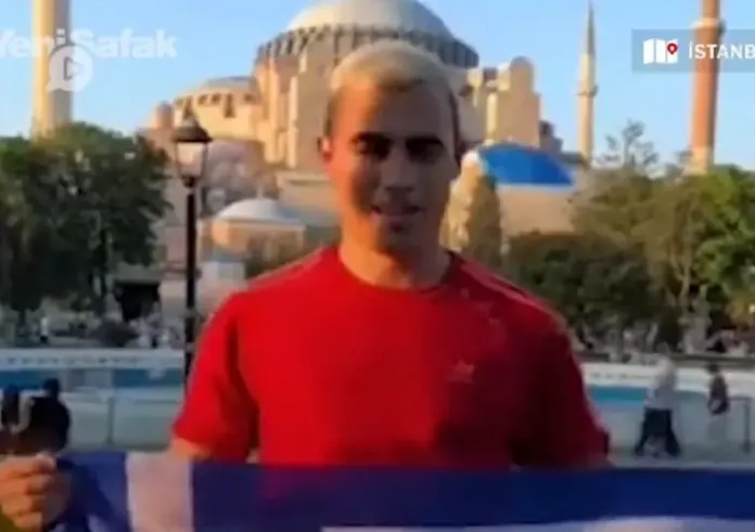 Αντιδράσεις στην Τουρκία για Έλληνα που ύψωσε την ελληνική σημαία μπροστά στην Αγία Σοφία