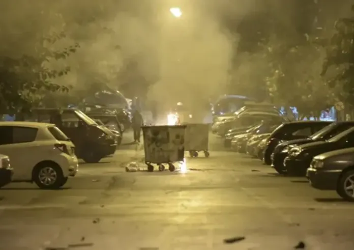 Νύχτα επεισοδίων σε Νέο Ηράκλειο και Εξάρχεια - Συγκρούσεις νεαρών με αστυνομικούς, τραυματίστηκε μια κοπέλα