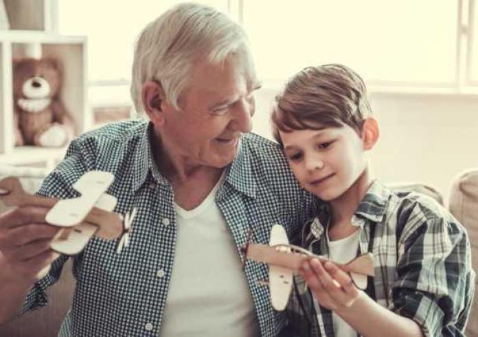 Επίδομα 500 ευρώ κάθε μήνα σε παππούδες - γιαγιάδες για να φροντίζουν τα εγγόνια τους