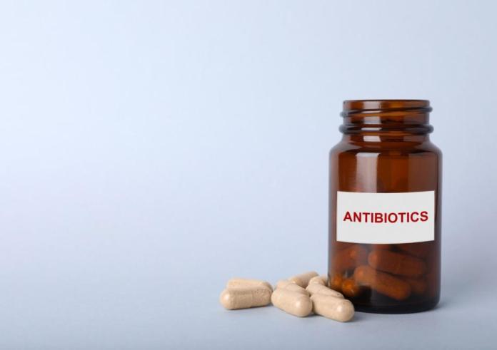 Ερευνητές του Χάρβαρντ βρήκαν ξεχασμένο αντιβιοτικό 80 ετών που σκοτώνει τα υπερμικρόβια