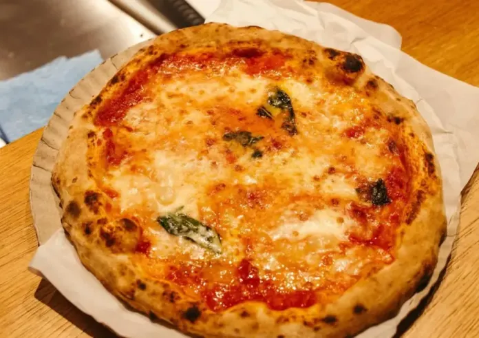 Ο πληθωρισμός κάνει απλησίαστα τα παραδοσιακά πιάτα – Το παράδειγμα του Bloomberg με την πίτσα