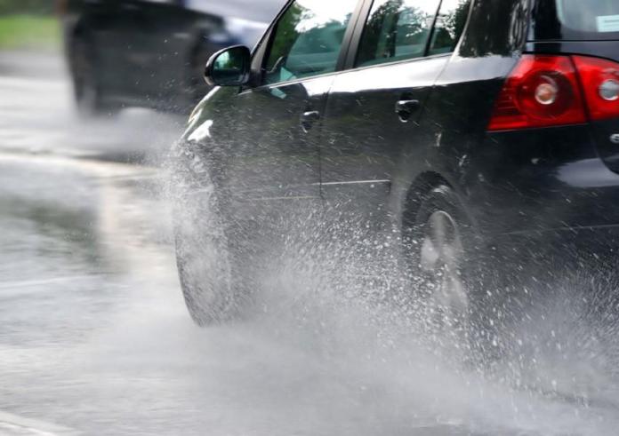 Τι πρέπει να προσέχουμε όταν οδηγούμε σε συνθήκες βροχής και έντονης ολισθηρότητας
