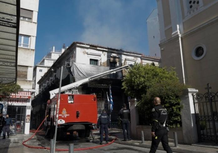 Υπό μερικό έλεγχο η φωτιά σε εγκαταλελειμμένο κτίριο στο κέντρο της Αθήνας