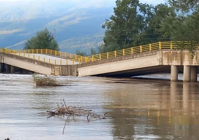 Κατέρρευσε η γέφυρα στον Παλαιόπυργο Λάρισας – Παραμένει κλειστή η Εθνική Οδός Αθηνών-Θεσσαλονίκης