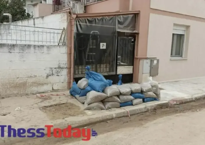 Κακοκαιρία – Βόλος: Κάτοικοι τοποθετούν σακιά με άμμο στις εισόδους των πολυκατοικιών