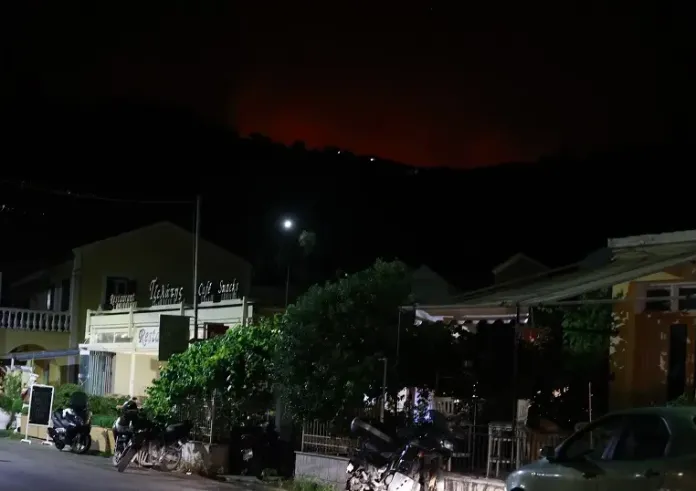 Φωτιά τώρα στην Κέρκυρα: Εκκενώνονται ακόμη 10 περιοχές – Έφτασε στα πρώτα σπίτια