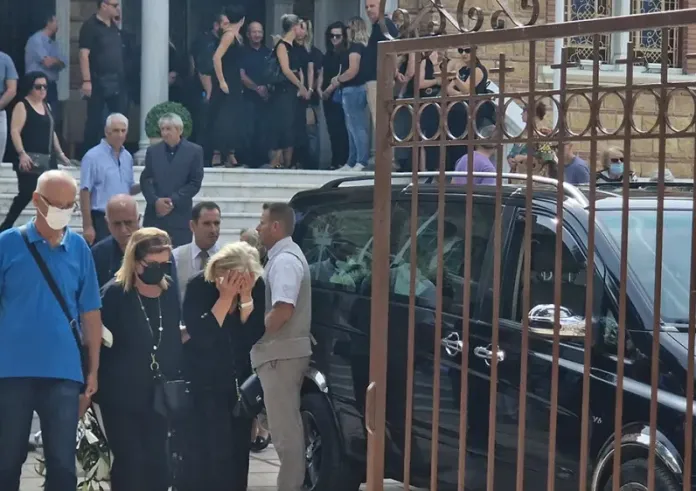 Καλαμαριά: «Γιατί το έκανες αυτό» - «Παγωμάρα» στην κηδεία του αστυνομικού που σκότωσε την πρώην σύζυγό