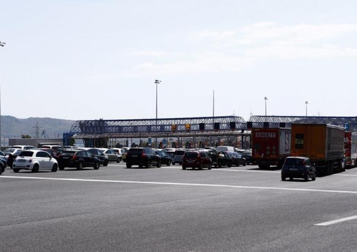 Φωτιά σε βυτιοφόρο: Κλειστά τα διόδια της Ελευσίνας στην εθνική οδό προς Κόρινθο
