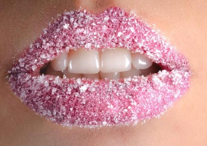 To lip scrub ζάχαρης θα κάνει τα χείλη σου λεία και απαλά