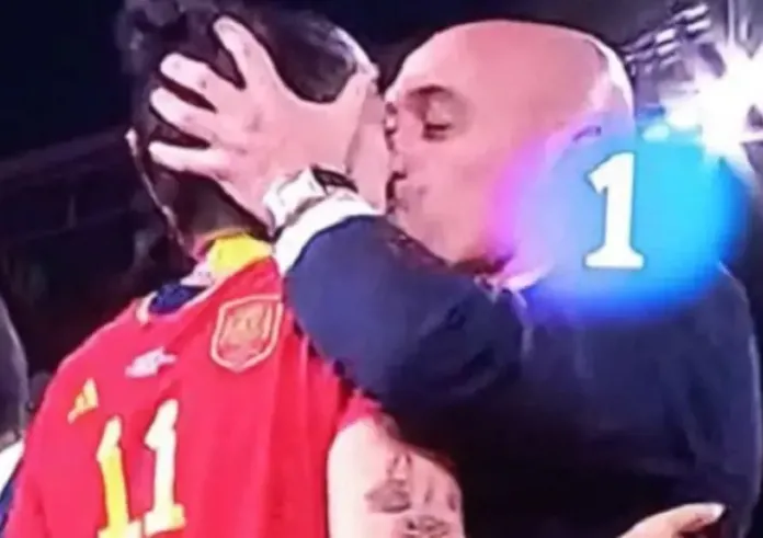 Σάλος με τον πρόεδρο της ισπανικής ομοσπονδίας - Φίλησε παίκτρια στο στόμα