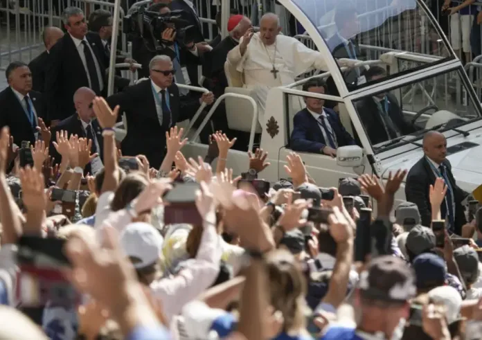 Βατικανό: Η φωτογραφία ενός προσφυγόπουλου στη Λαμπεντούζα άγγιξε τον πάπα Φραγκίσκο