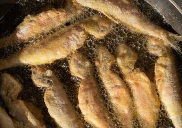 Κάρπαθος: Έντονες αντιδράσεις για την ταβέρνα που  τηγάνιζε ζωντανά τα ψάρια
