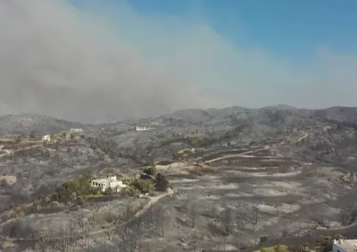 Φωτιά Ρόδος: Πλάνα από drone δείχνουν τη μεγάλη καταστροφή στα δάση – Μέχρι τη θάλασσα έφτασε