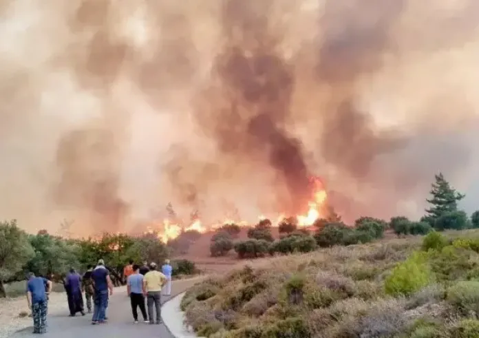 Σε κατάσταση εκτάκτου ανάγκης η νότια Ρόδος - Μαίνεται σε τρία μέτωπα η φωτιά