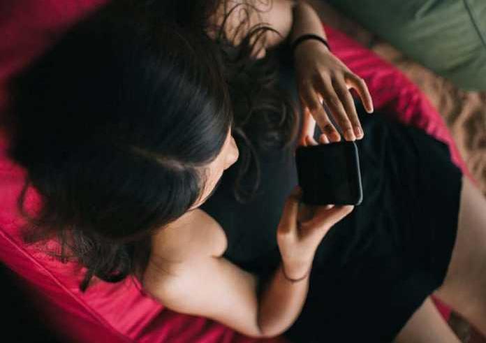 Sexting με πρώην σχέση: Τι σημαίνει όταν ψάχνεις το κινητό του;
