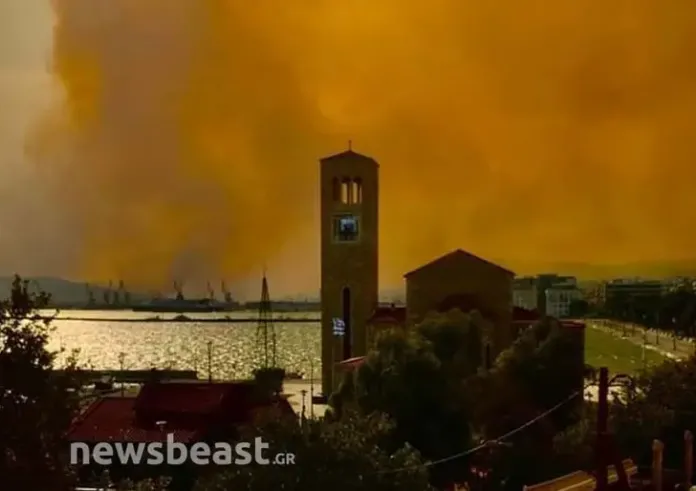 Βόλος Φωτιά: Συγκλονιστική φωτογραφία μέσα μέσα από την πόλη αποτυπώνει το μέγεθος της ανεξέλεγκτης φωτιάς