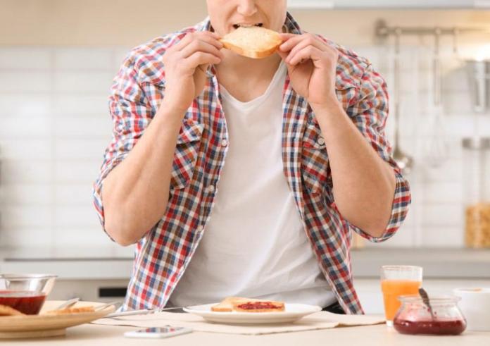Έρευνα: Οι άνθρωποι που τρώνε κορεσμένους υδατάνθρακες το πρωί, είναι λιγότερο ελκυστικοί