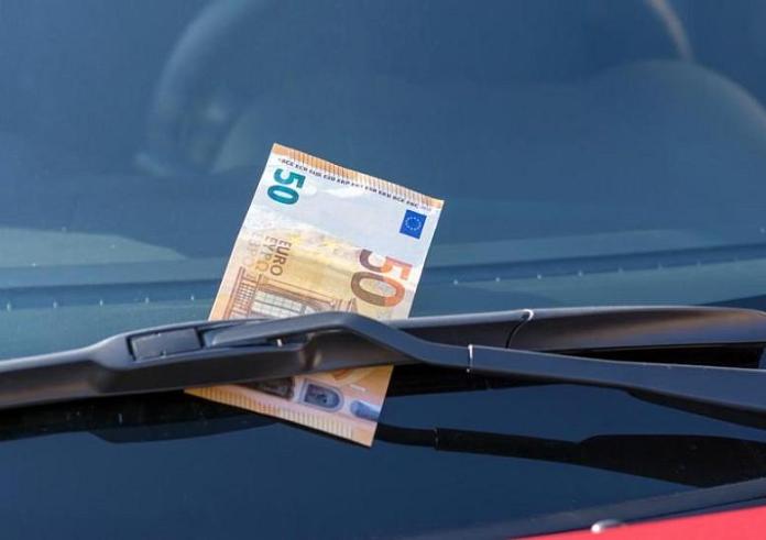 Άγνωστοι αφήνουν 50 ευρώ στο παρμπρίζ του αυτοκινήτου - Γιατί δεν πρέπει να τα αγγίξεις