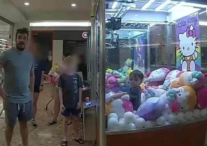Απίθανο βίντεο: Αγοράκι εγκλωβίστηκε σε μηχάνημα με λούτρινα - «Δεν βιαζόταν να βγει»