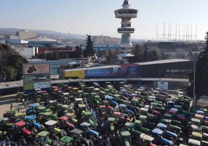 Θεσσαλονίκη: Αγροτική παρέλαση με κόρνες,  μαύρες σημαίες και φέρετρα στο κέντρο της πόλης