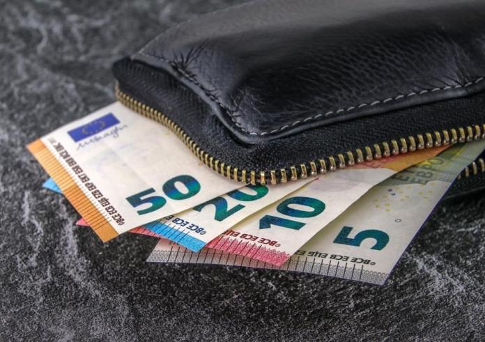 Νέοι έως 35 ετών: «Ξερή» αμοιβή 705 ευρώ και φόρος εισοδήματος