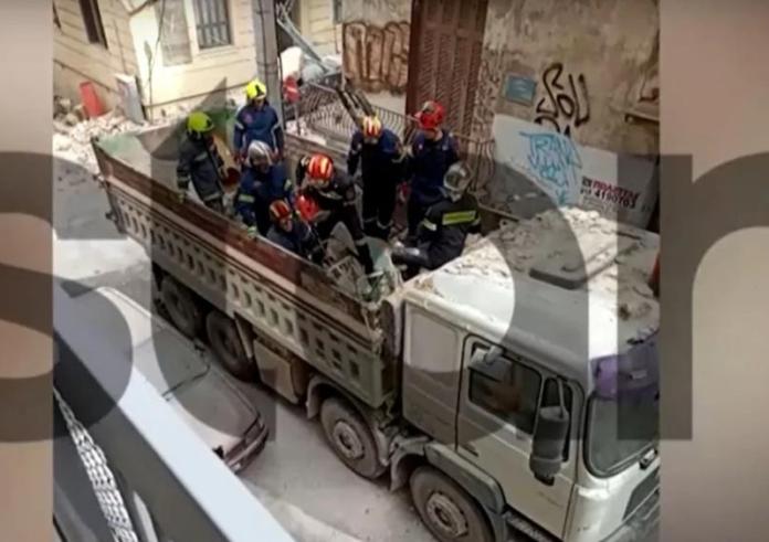 Πασαλιμάνι: Άνδρες της ΕΜΑΚ εντοπίζουν στον 31χρονο αστυνομικό μετά την κατάρρευση του κτιρίου – Βίντεο ντοκουμέντο