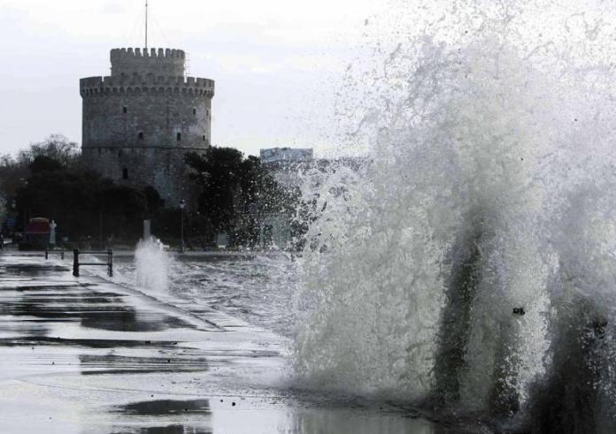 Θεσσαλονίκη: Έσπασαν τα «κοντέρ» οι άνεμοι – Κύματα σφυροκοπούν το αντιτορπιλικό «Βέλος»