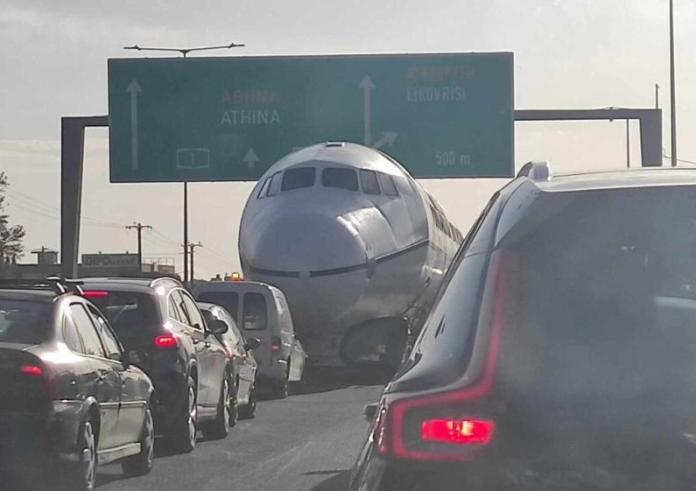 Μεταμόρφωση: Αεροπλάνο προσγειώθηκε στην Εθνική Οδό και άφησε έκπληκτους τους οδηγούς (Pics)