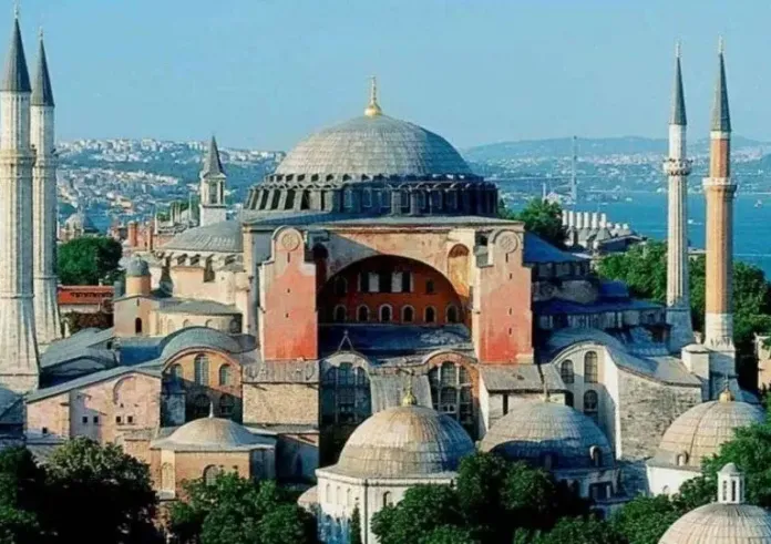 Αγία Σοφία: Προκαλεί Τούρκος καθηγητής Ιστορίας – Είναι ένα απαίσιο κτίριο