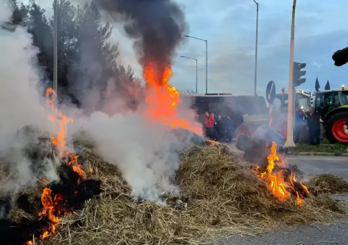 Αγρότες: Νέα μπλόκα σε Πλατύκαμπο, Στεφανοβίκειο, Βοιωτία και Αιγιάλεια – Φωτιές σε μπάλες από άχυρο και παλέτες