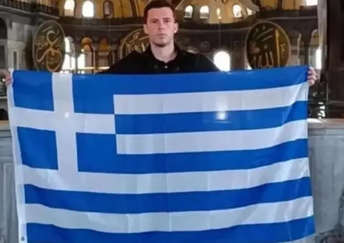Τουρκία: Έλληνας άνοιξε την ελληνική σημαία στην Αγία Σοφία - Αντιδράσεις στα τουρκικά social media