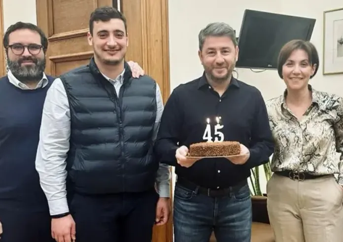 Γενέθλια είχε χθες ο Ανδρουλάκης – Η τούρτα των συνεργατών του στη Βουλή