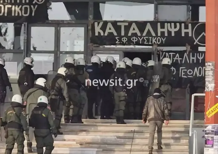 Θεσσαλονίκη: Πάνω από 40 προσαγωγές κατά την αστυνομική επιχείρηση στη Σχολή Θετικών Επιστημών του ΑΠΘ