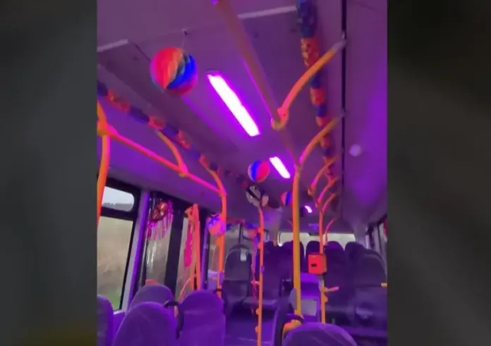 Θεσσαλονίκη: Λεωφορείο ΚΤΕΛ «ντύθηκε» αποκριάτικα – Δείτε βίντεο